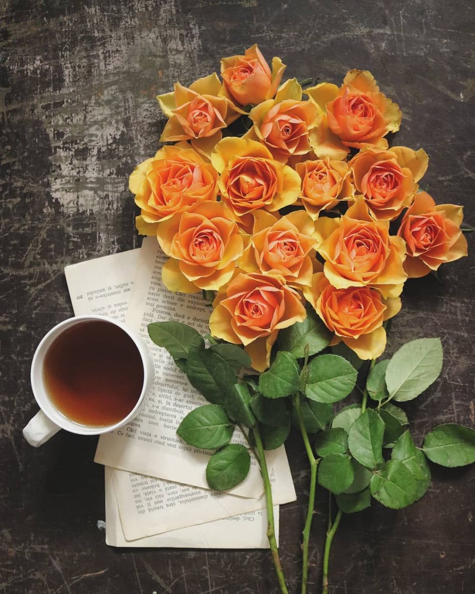 Кофе и оранжевые цветы