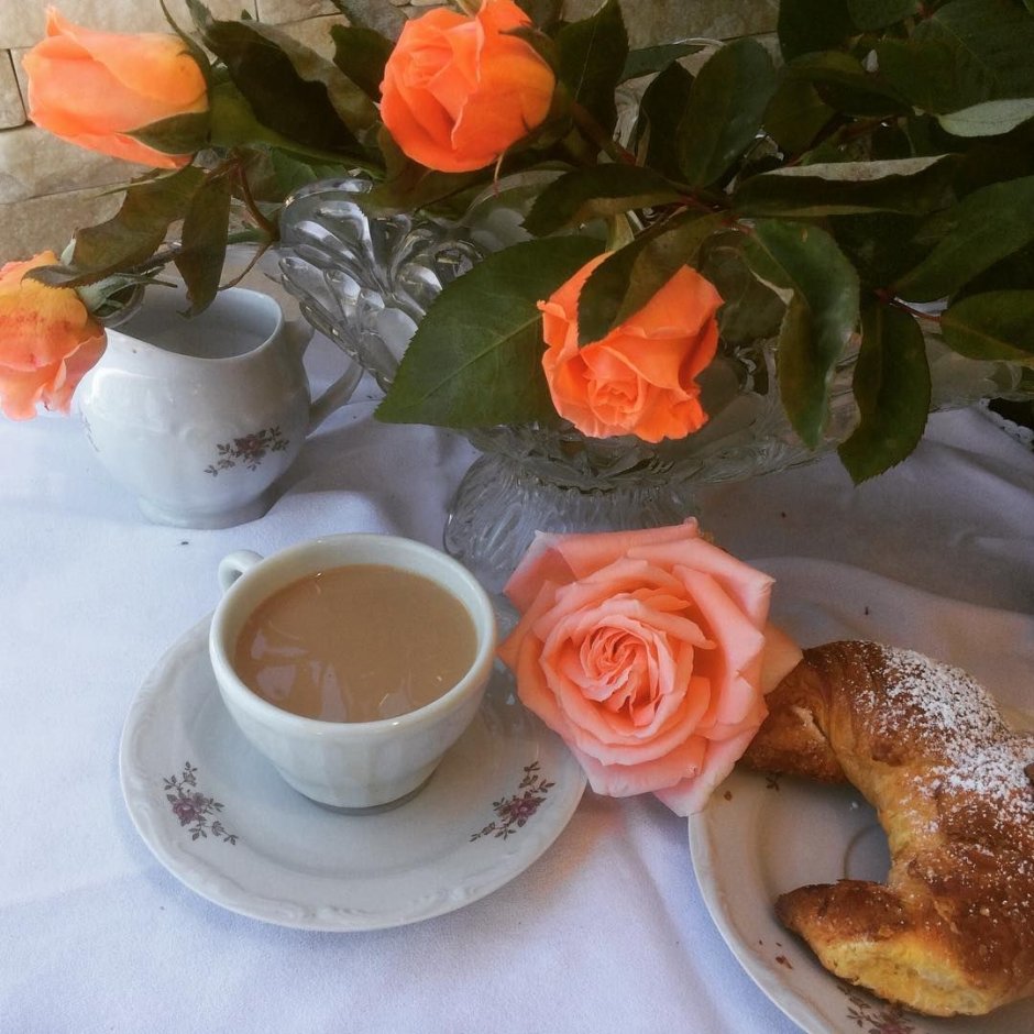 Доброе утро персиковые розы и кофе