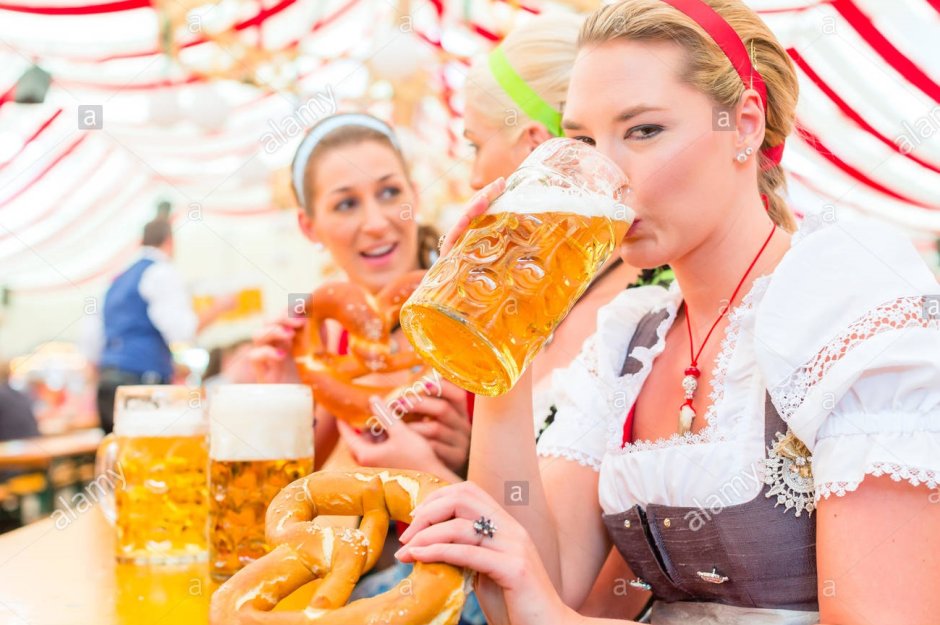 Люди которые пьют баварское пиво