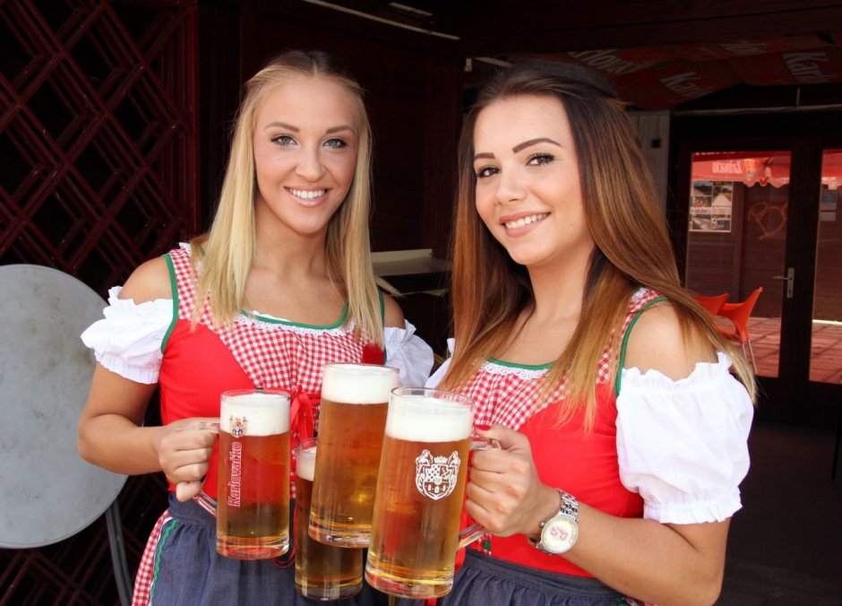 Чешские девушки с пивом