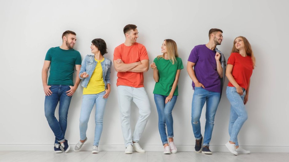 Люди в разноцветных футболках