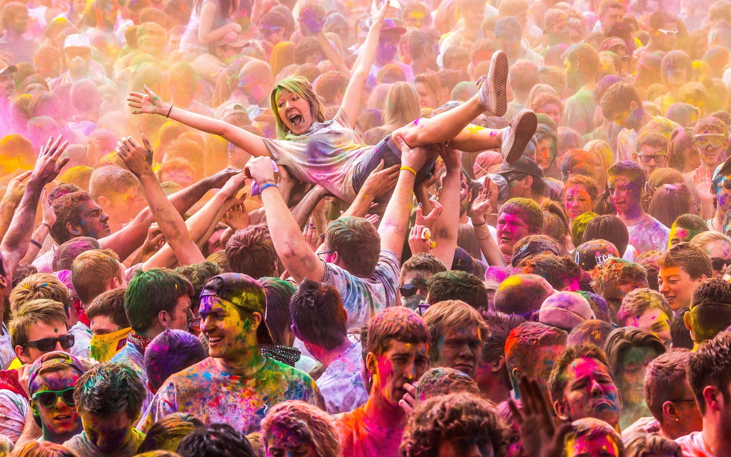 Мы пригласили на этот праздник людей интересующимся. Праздник красок Холи в Индии. Яркие эмоции. Толпа на празднике. Экспрессивная толпа.
