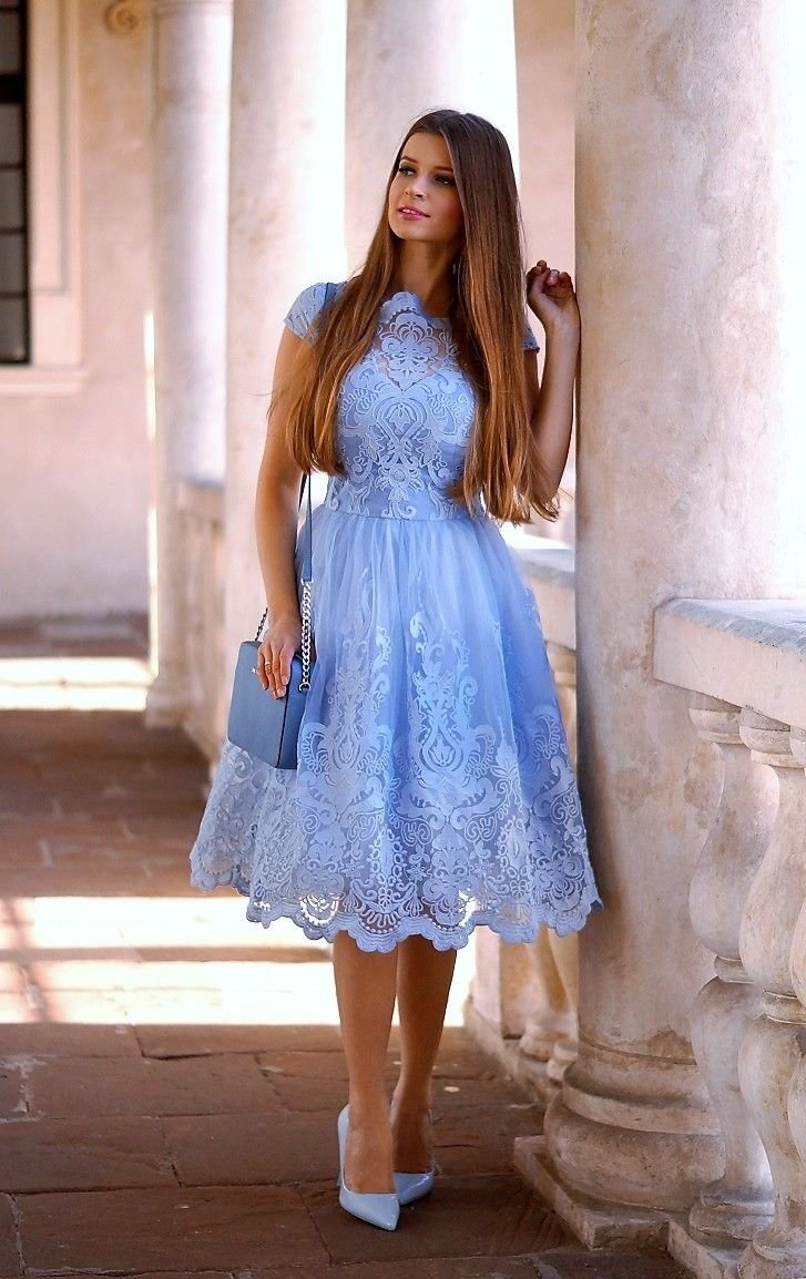 Девушка в платье красивая
