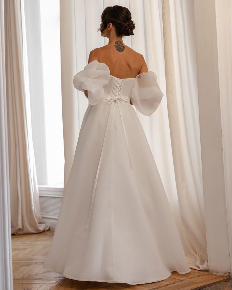 Свадебное платье с рукавами крылышками