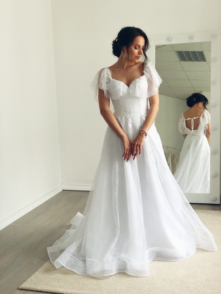 Свадебное платье с рукавами крылышками