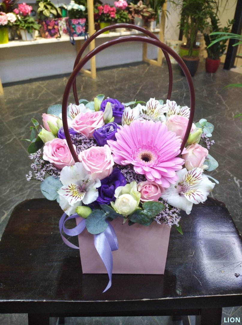 Цветы в сумке композиция