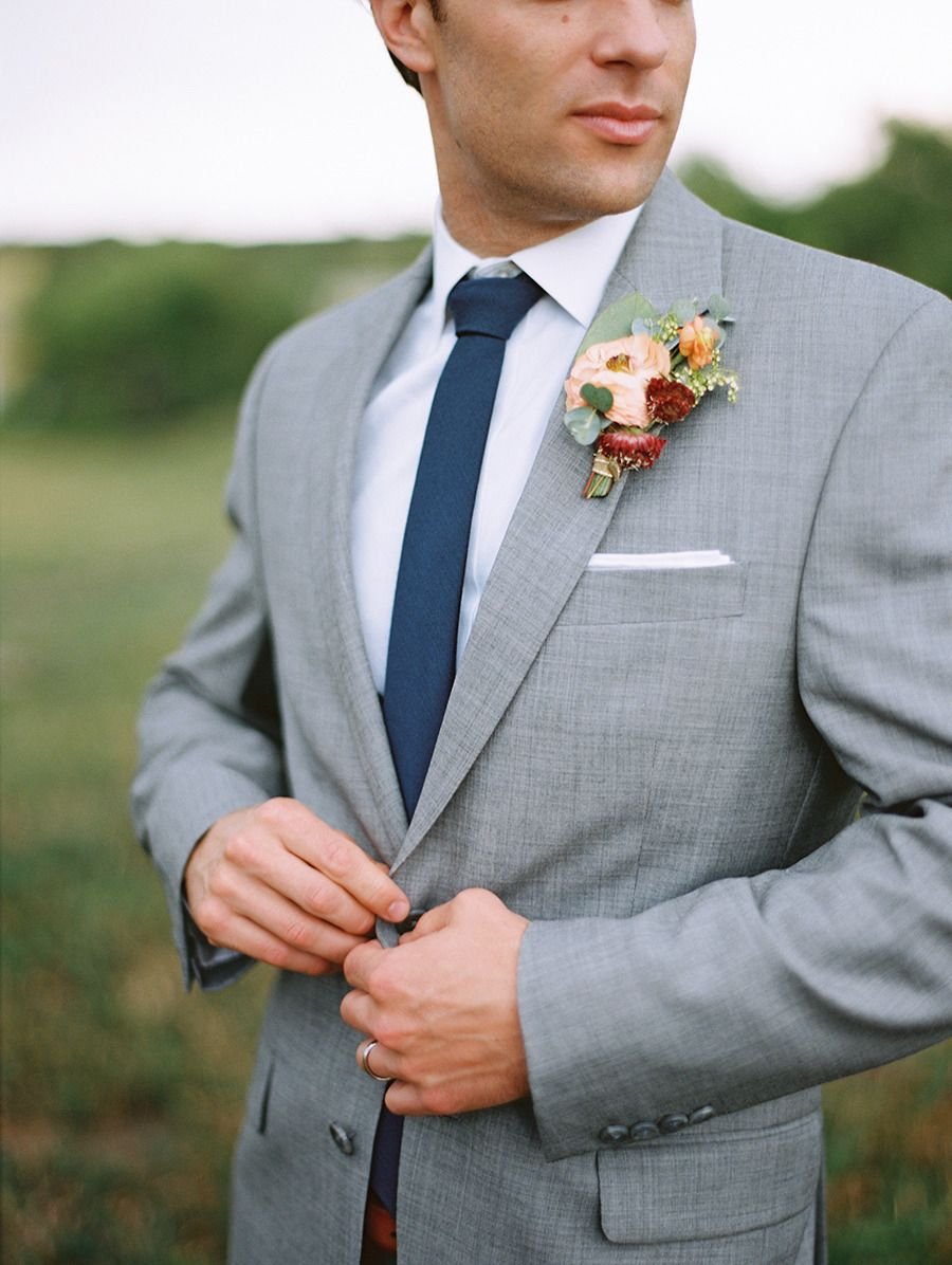 Серый свадебный костюм для жениха