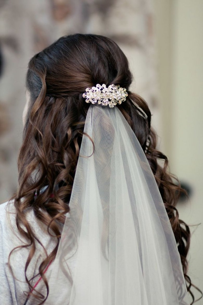 Свадебная прическа с распущенными волосами и фатой