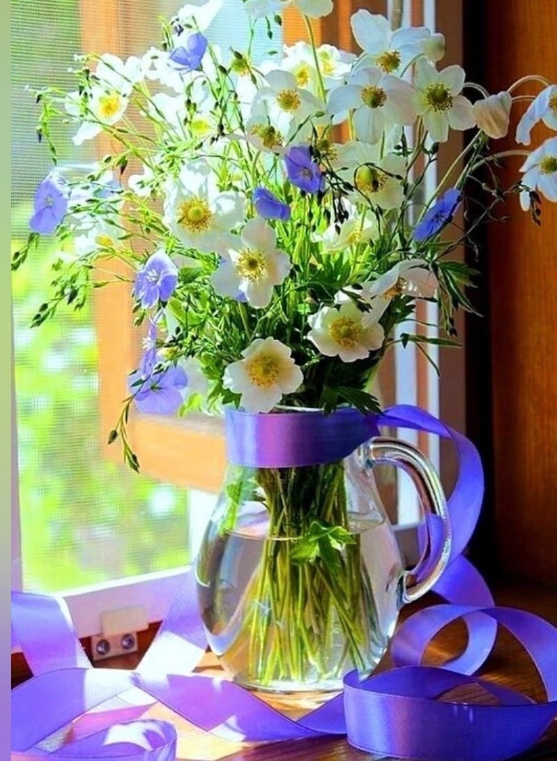 Доброе утро с цветами в вазе