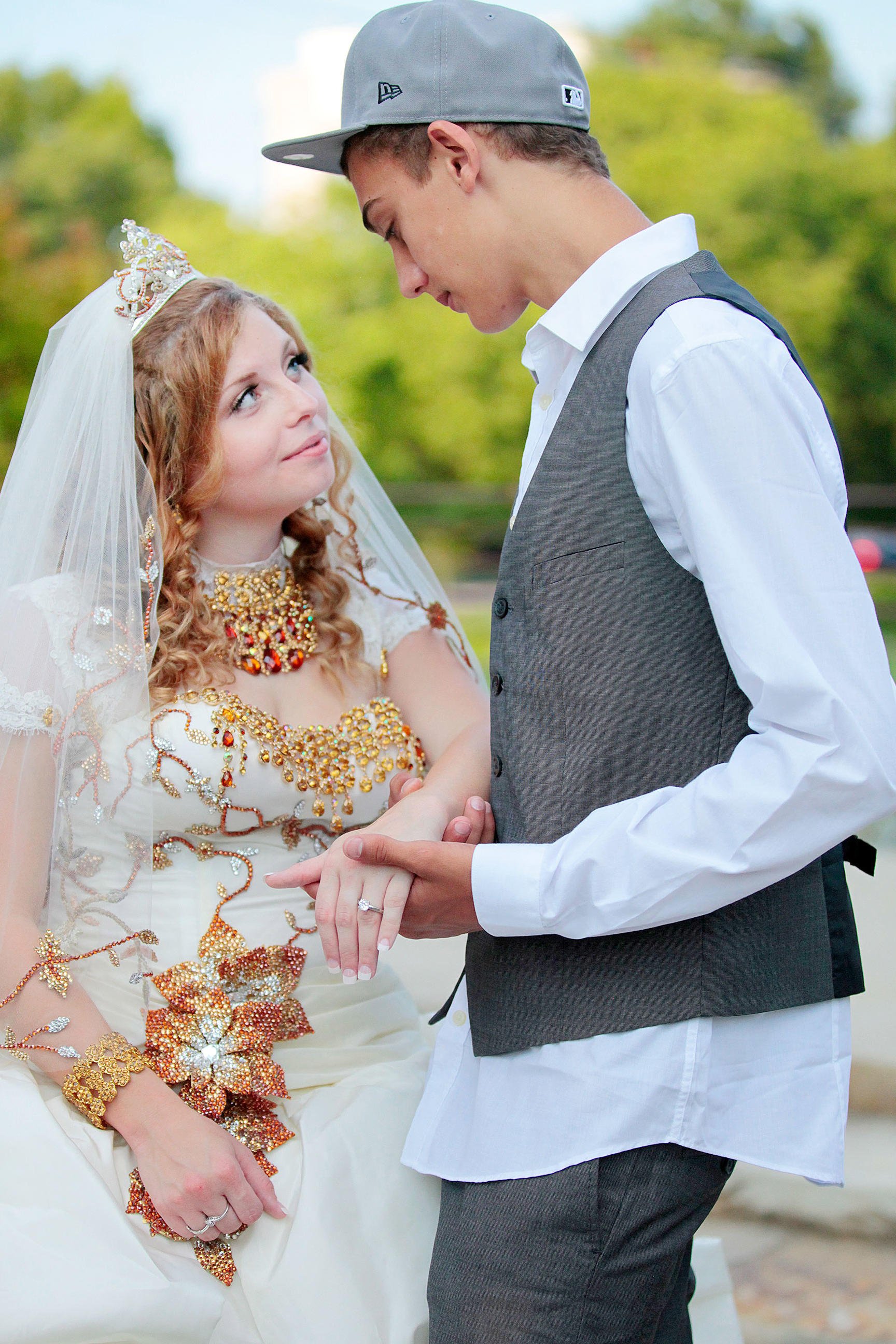 Жених цыганки. Цыганская невеста. Цыганский свадебный наряд невесты. Цыганские Свадебные платья. Цыганская свадьба невеста.
