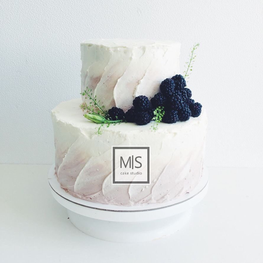 Стильный минималистичный торт