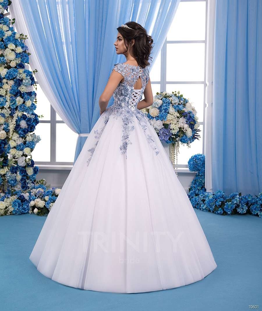 Свадебное платье с голубым оттенком