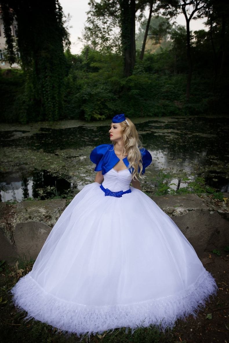 Свадебное платье с синими элементами