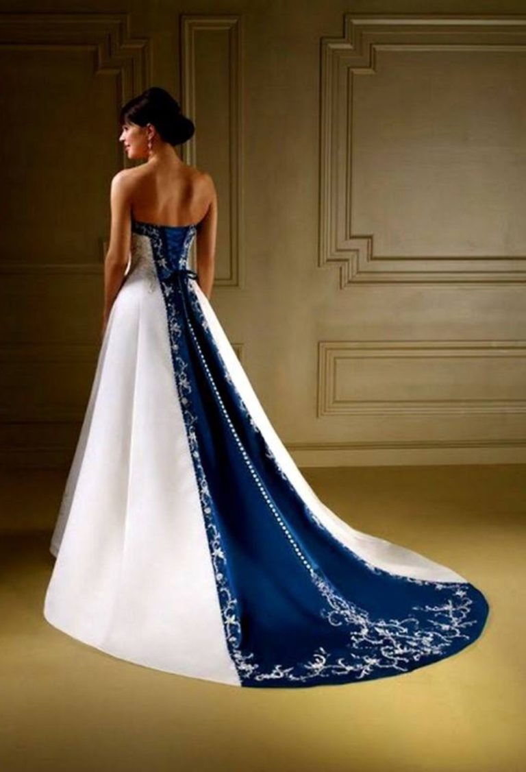 Свадебное платье с синими элементами