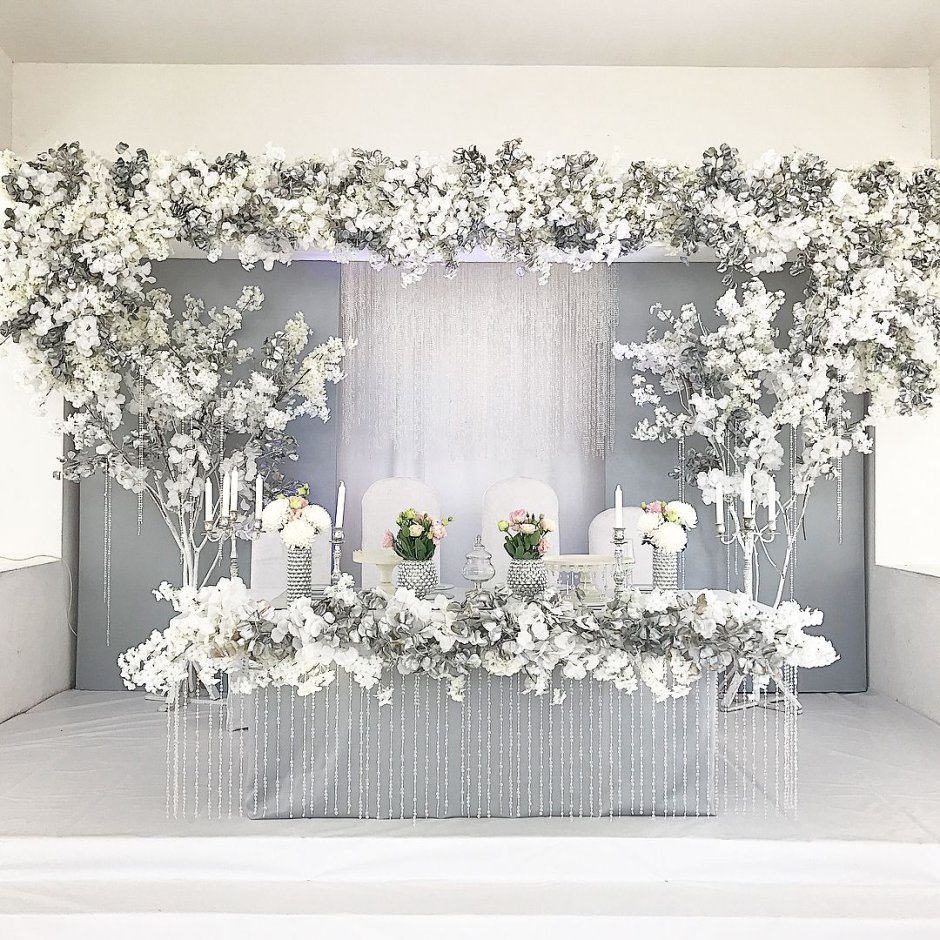 Декор стола молодоженов в белом цвете