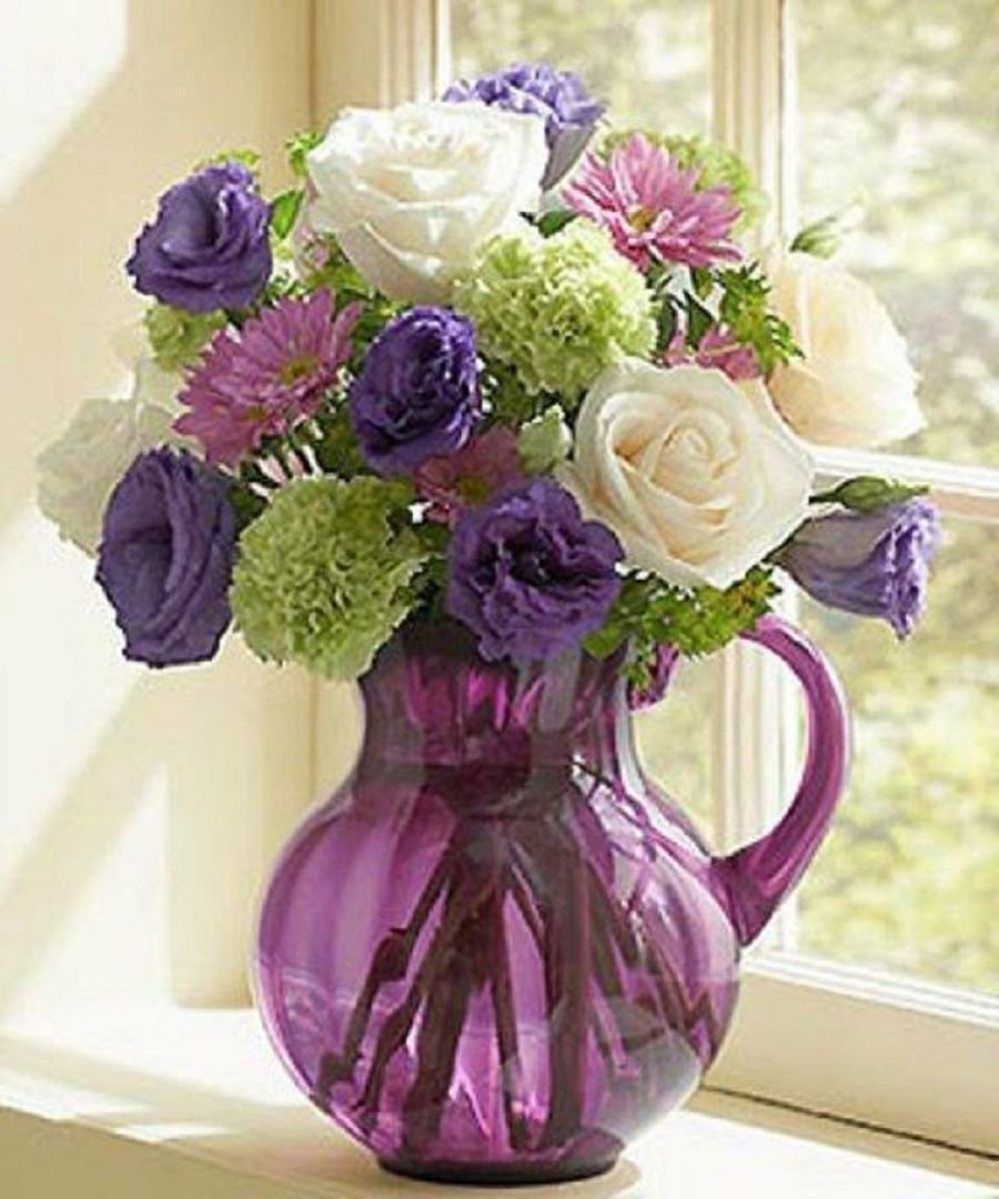 Сиреневыевые цветы в вазе