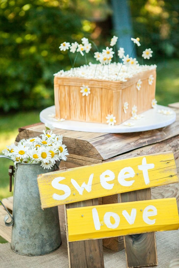 Свадебный торт в ромашковом стиле