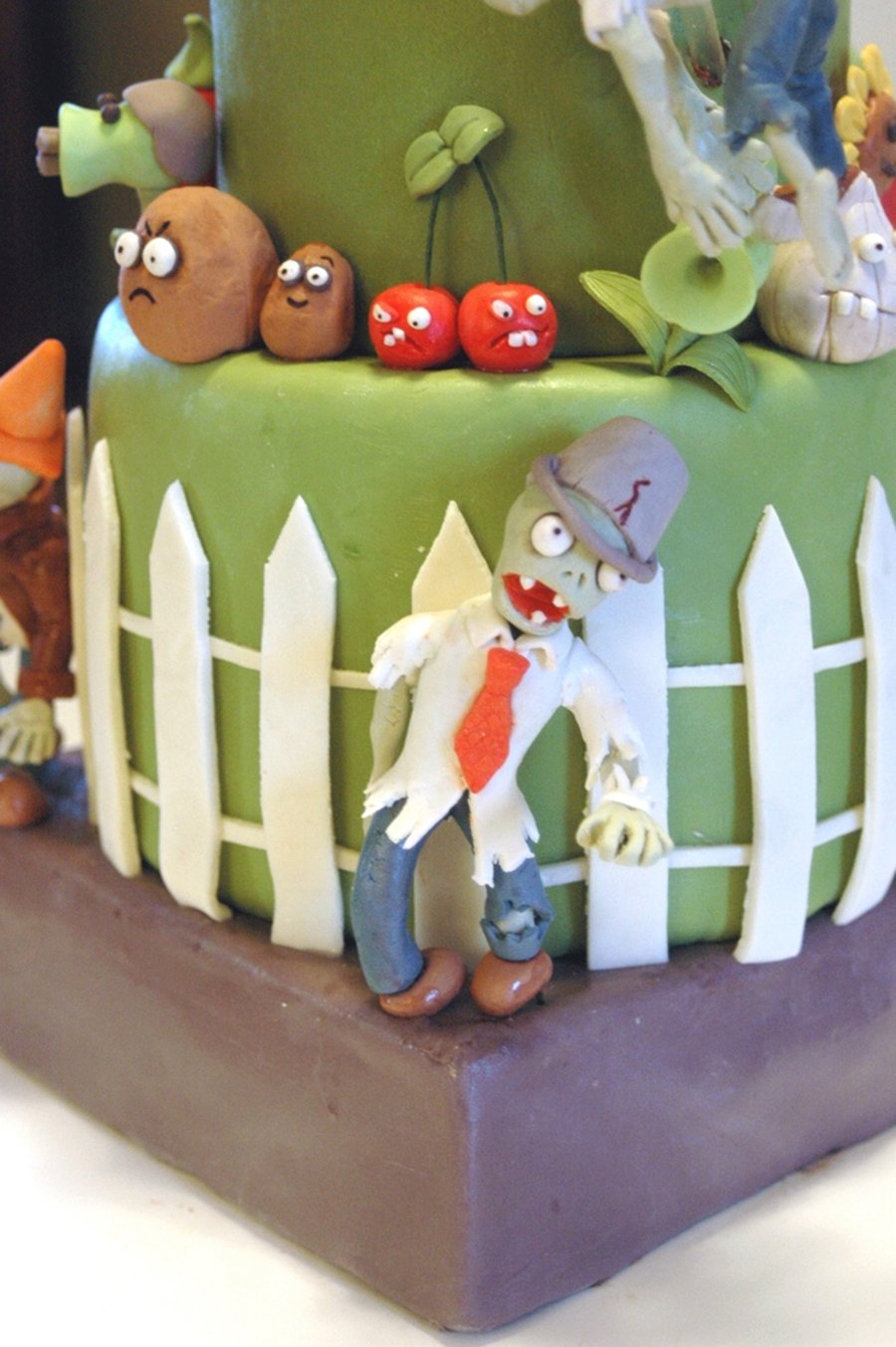 Торт с фигурками зомби