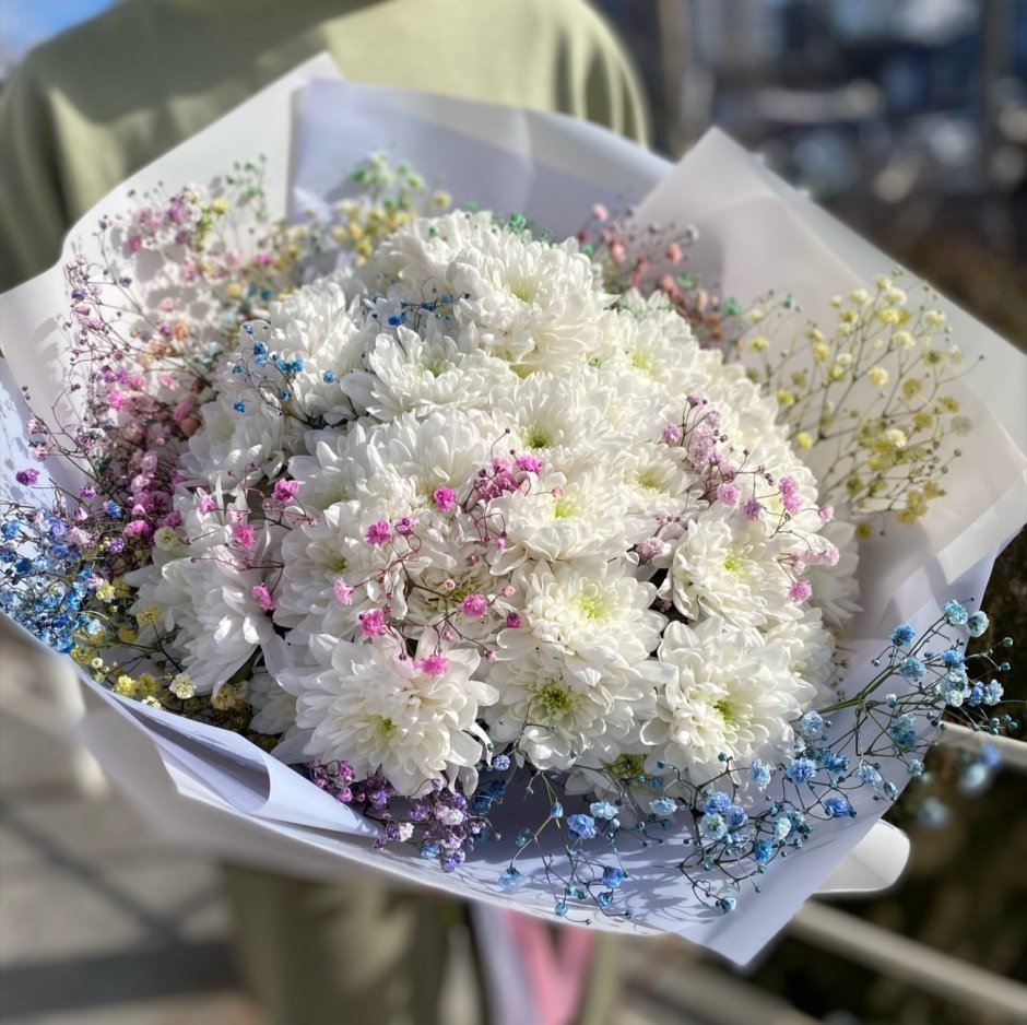 Свадебный букет из хризантем и гипсофилы