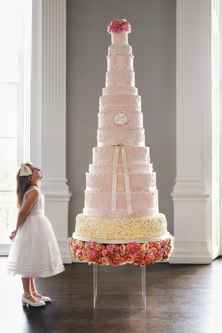 Свадебный торт гигантский