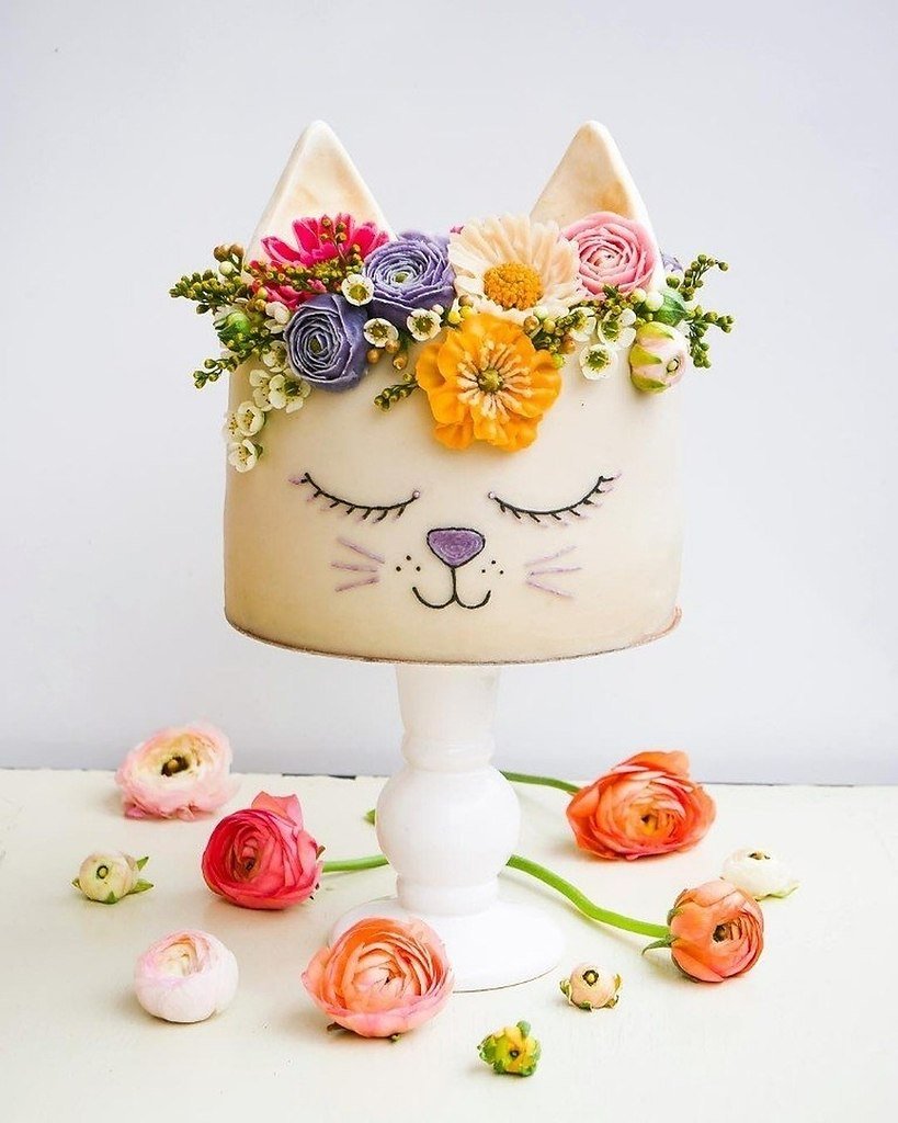 Торт котик в цветах