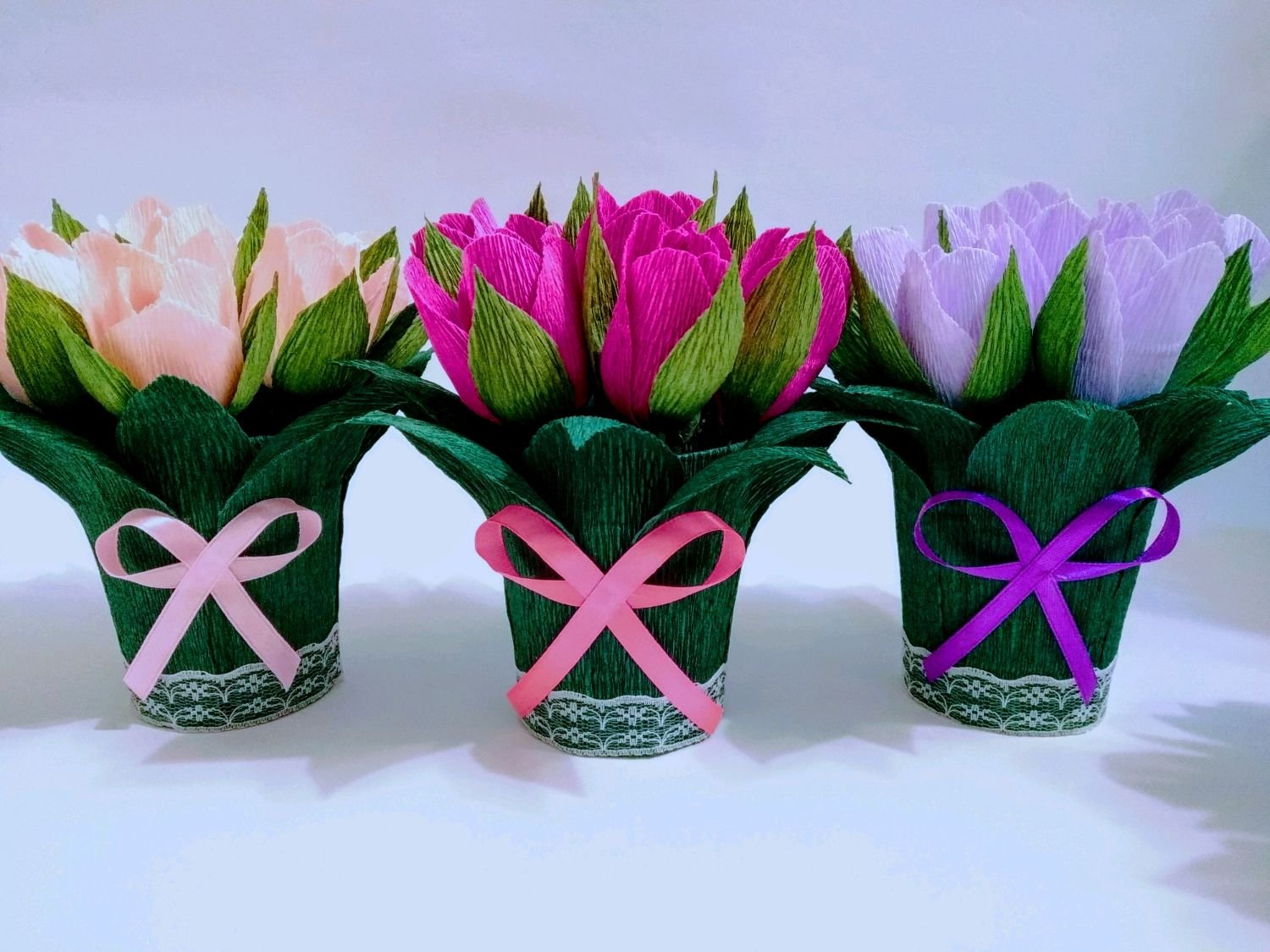 Как сделать нежные розовые тюльпаны из гофрированной бумаги с конфетами