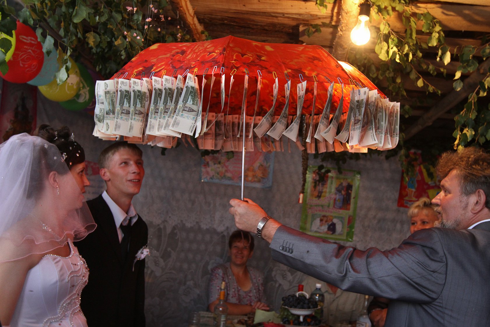 Приехав на свадьбу раньше на час. Денежный зонт на свадьбу. Зонтик с деньгами на свадьбу. Деревенская свадьба. Подарок на свадьбу денежный зонт.