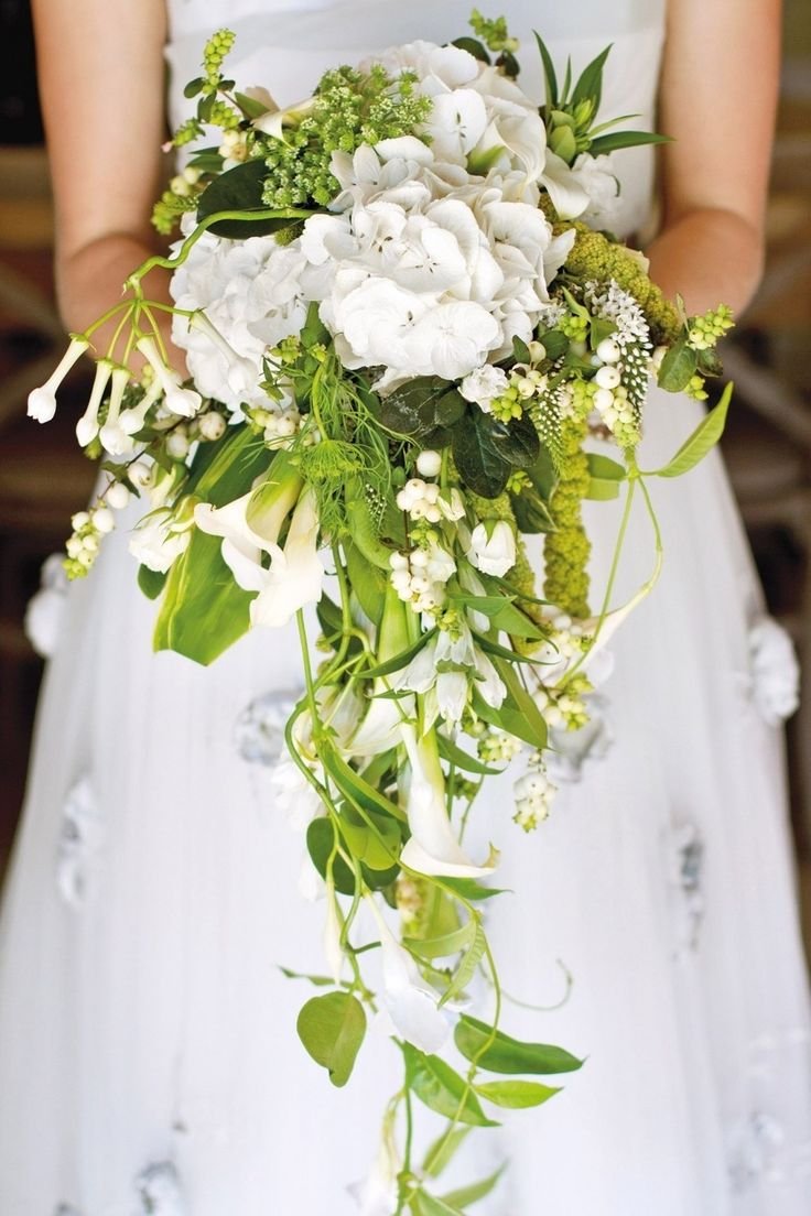 Свадебный букет невесты белый с зеленью