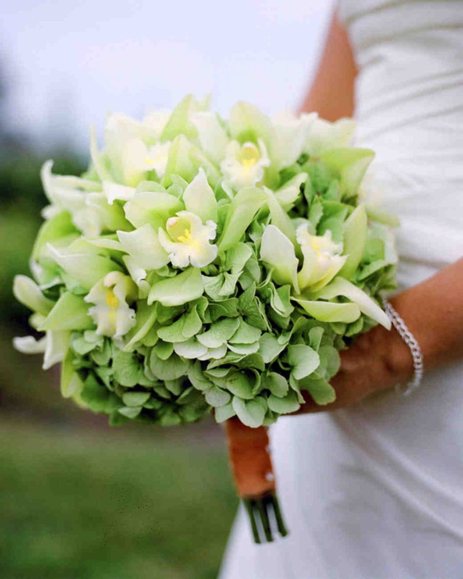 Букет невесты с гортензией зеленой