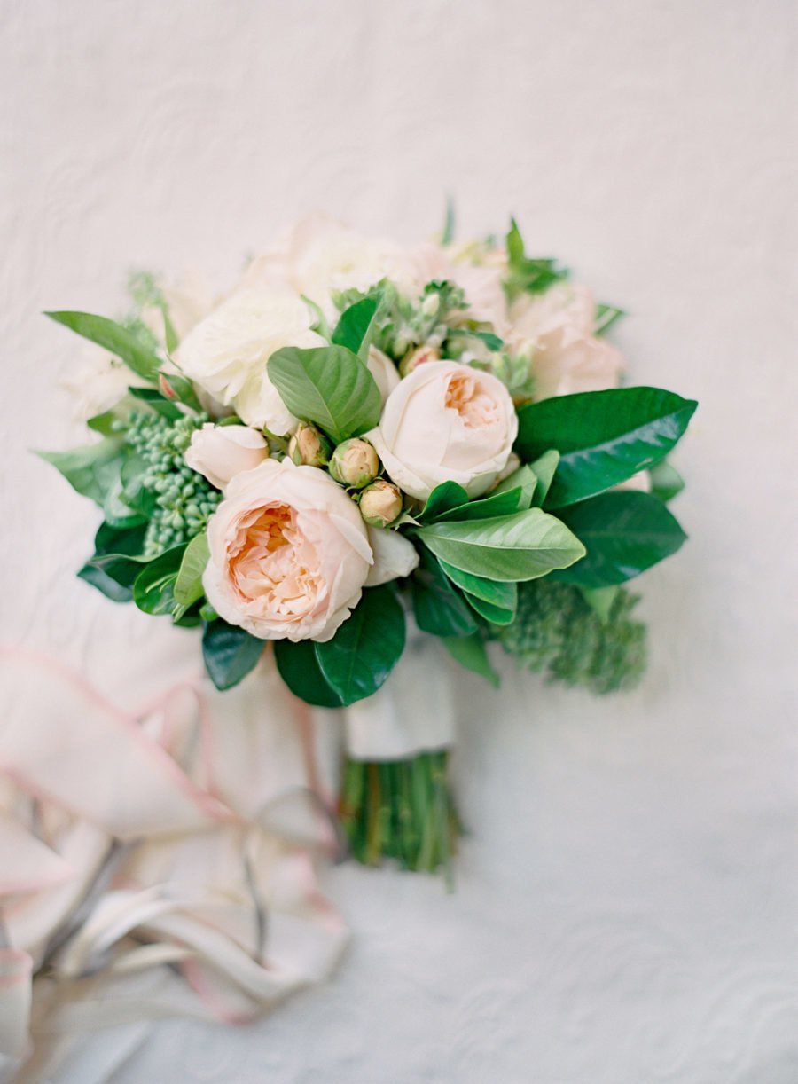 Букет невесты из пионовидных роз и зелени