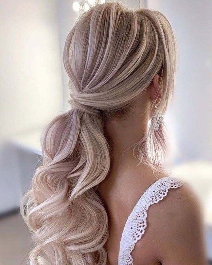Прическа на длинные волосы блондинка