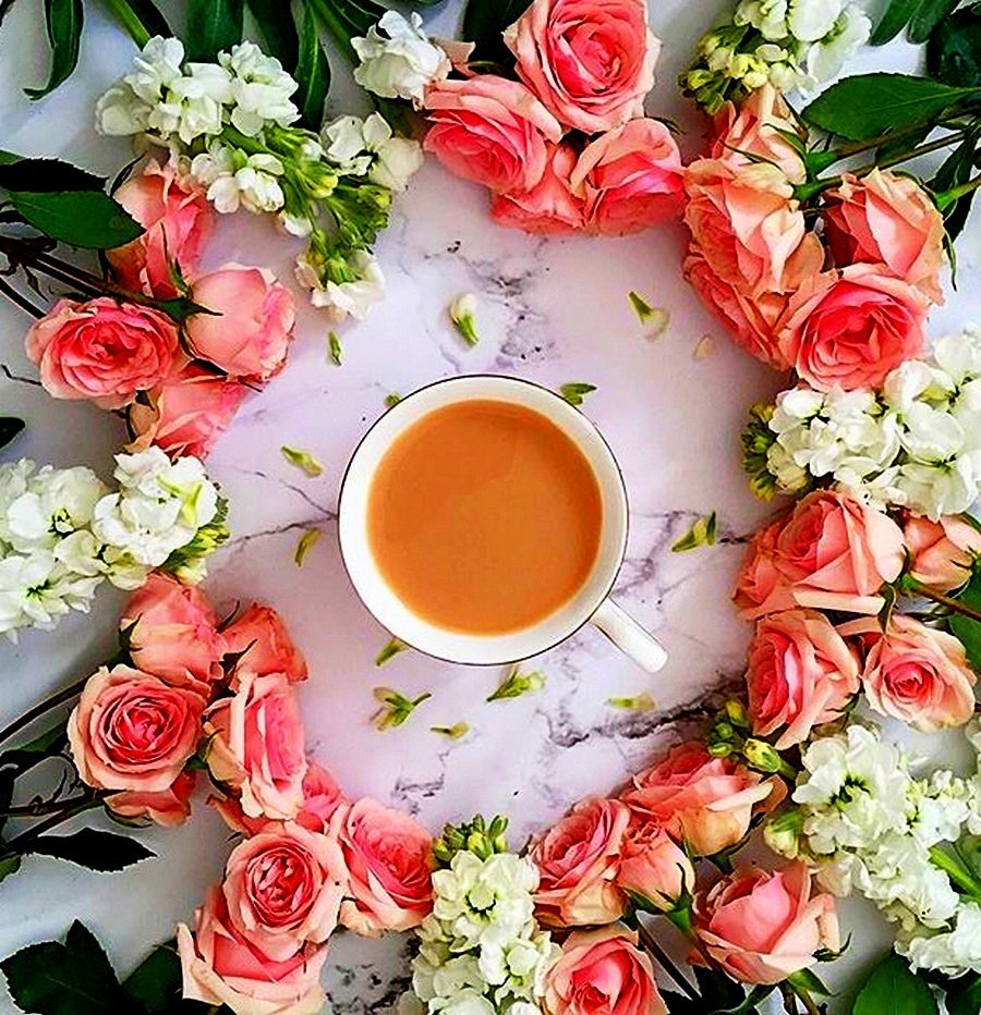 Розовые цветы и кофе