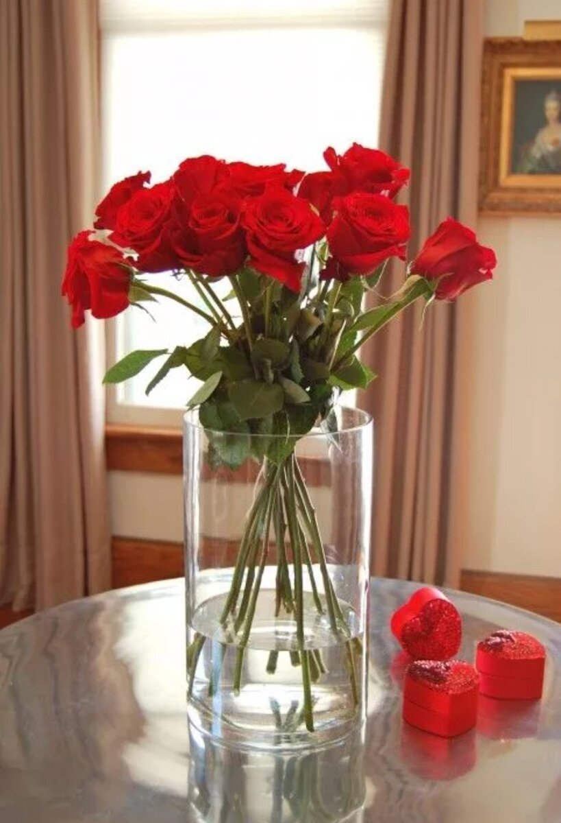 Букет роз в прозрачной вазе