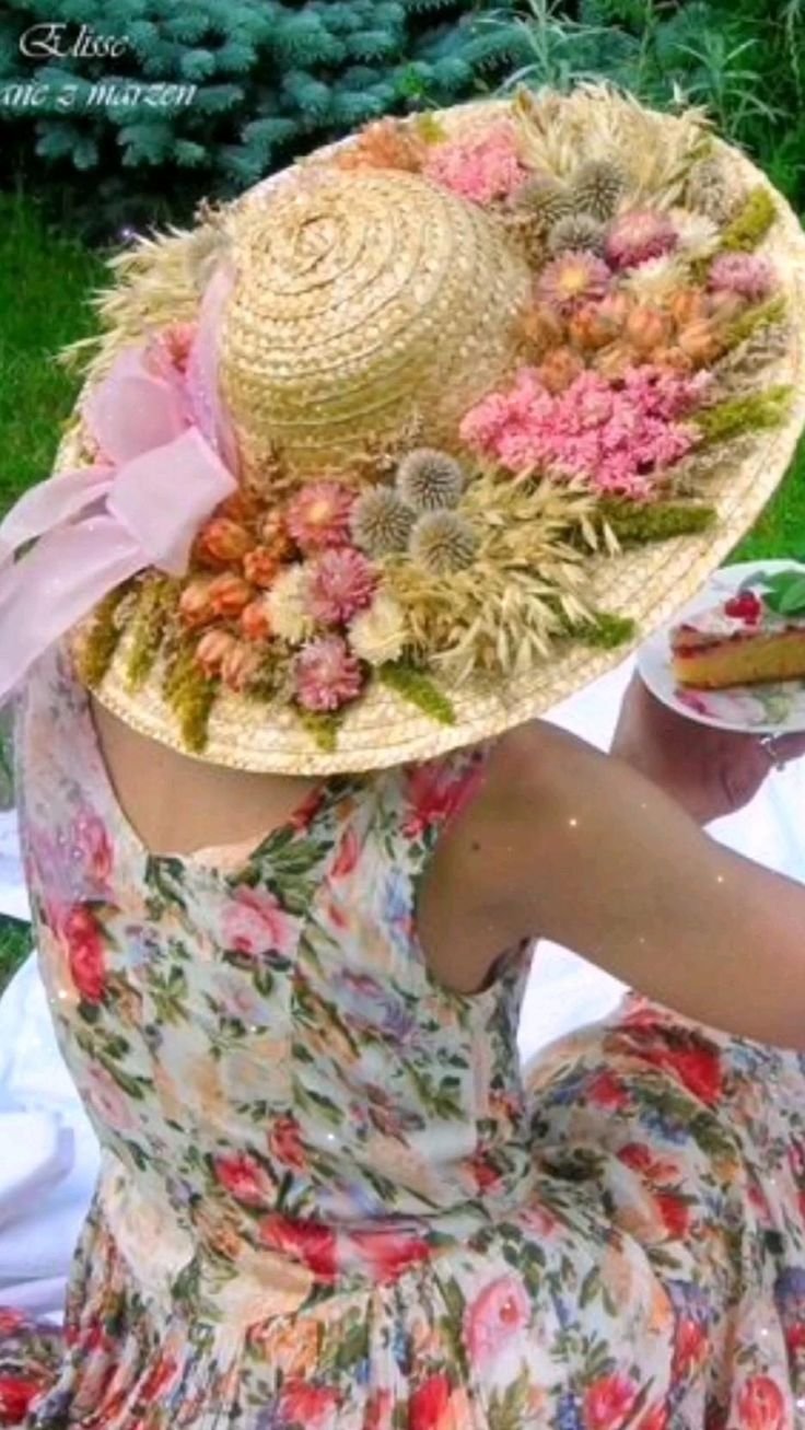 Цветы в соломенной шляпе