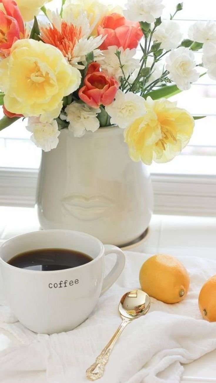Цветы в вазе и кофе