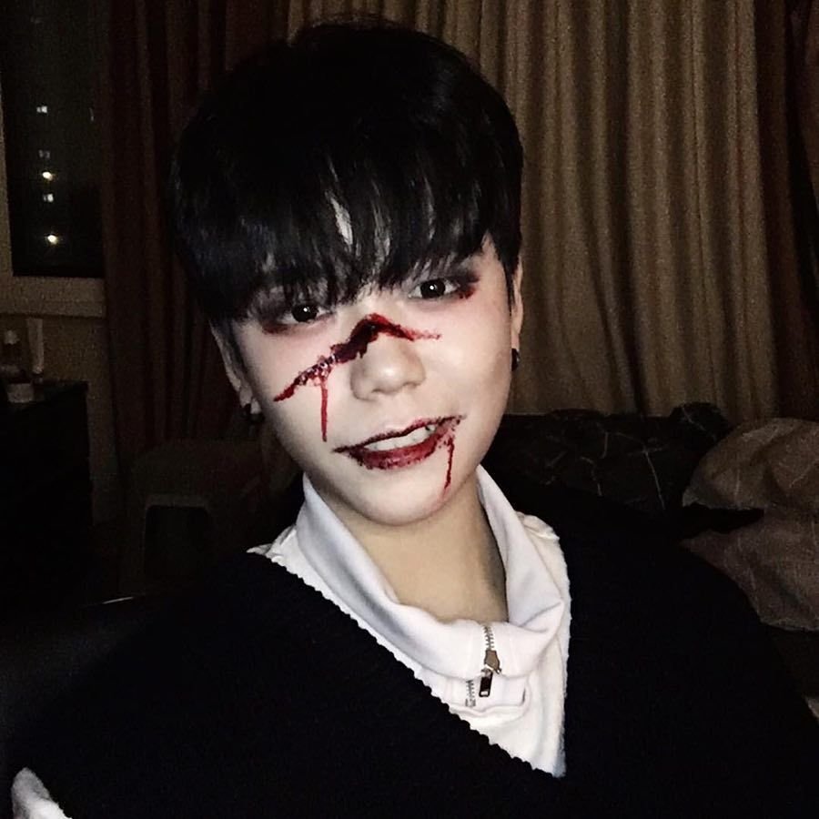 Корейские парни в макияже для Хэллоуина