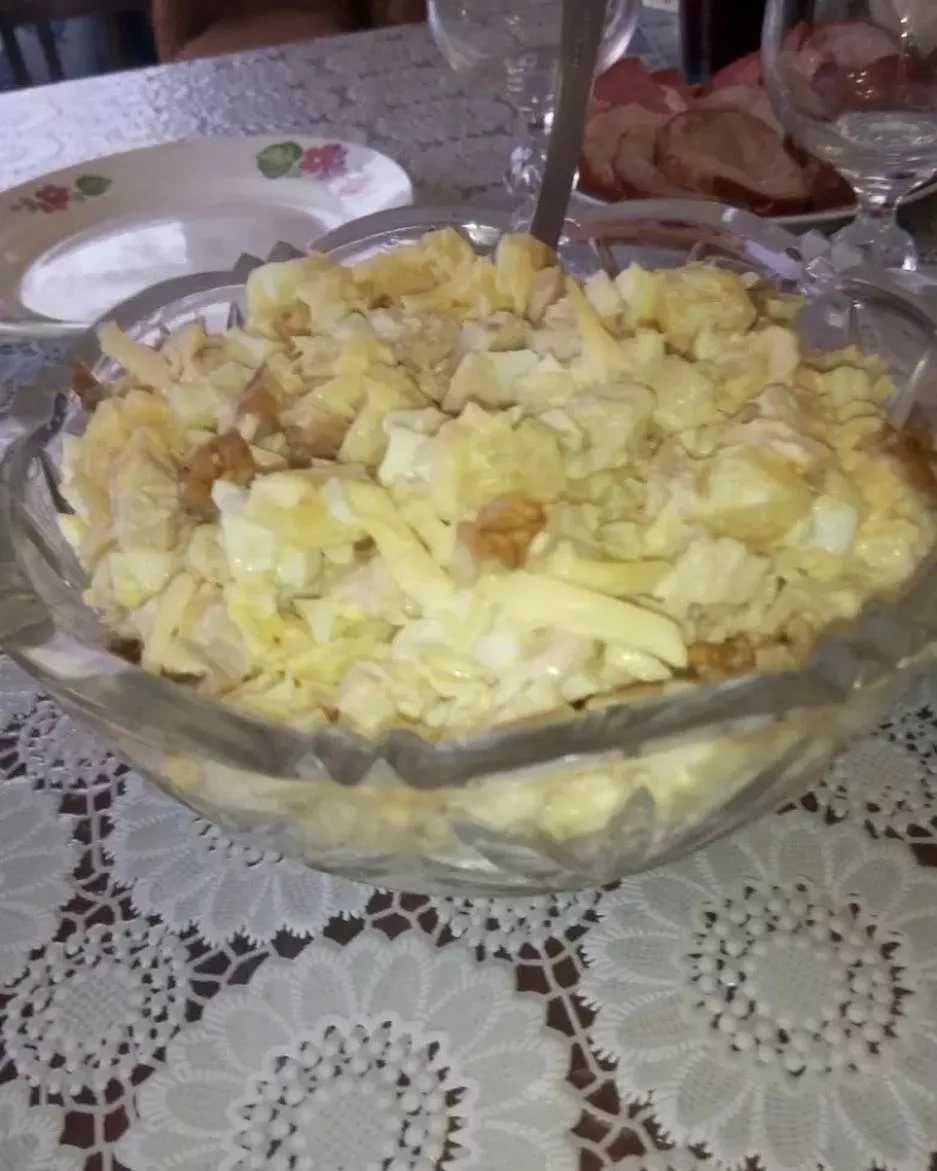 Салат с ананасом и грецким орехом