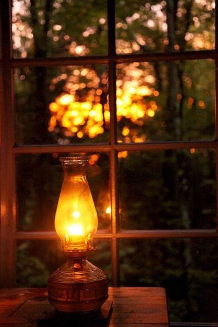 Лампа в окне
