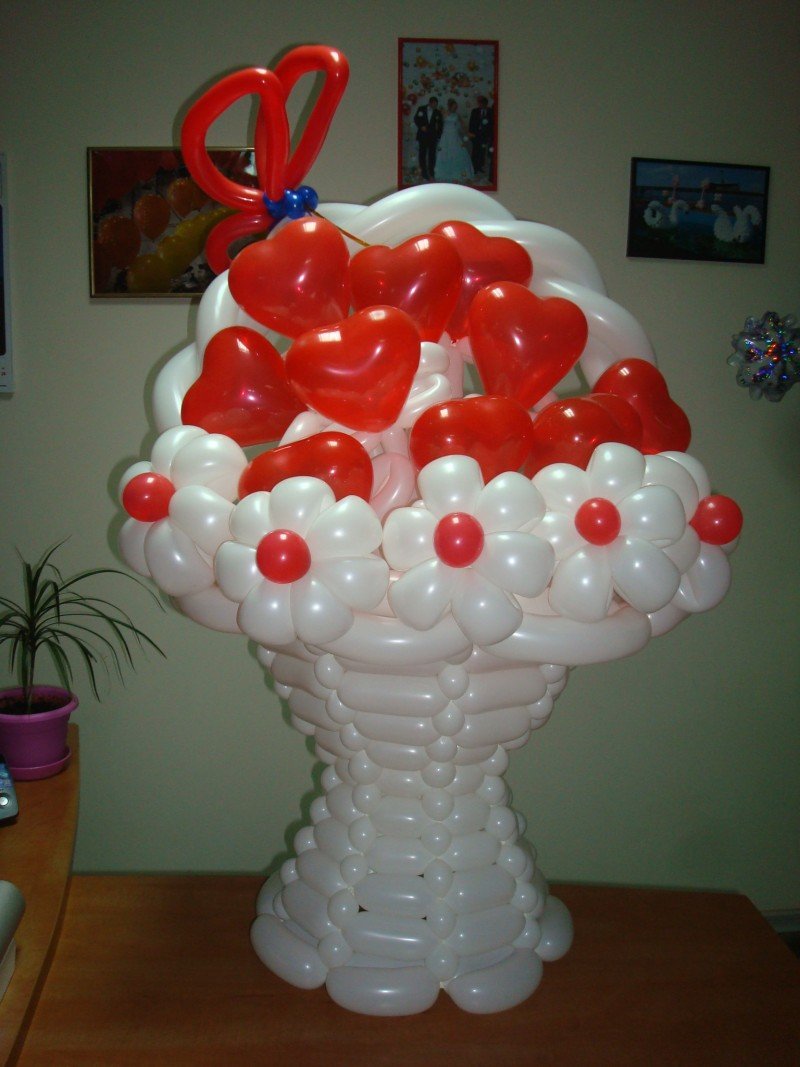 Подарок из воздушных шаров на свадьбу
