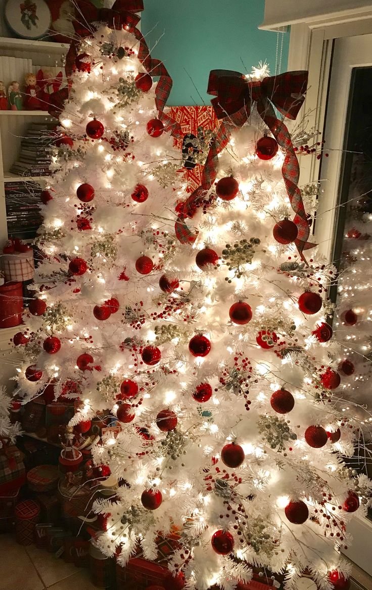 Белая елка с красными шарами