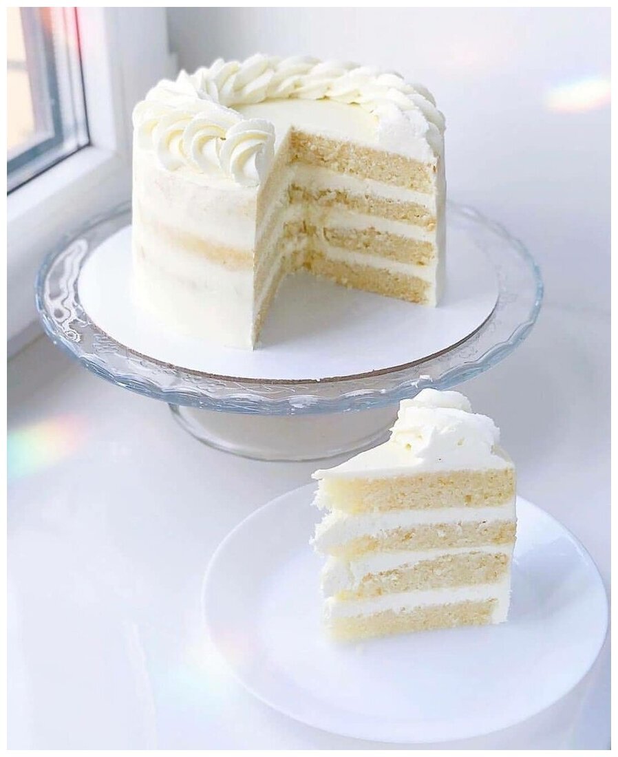 Белый бисквитный торт