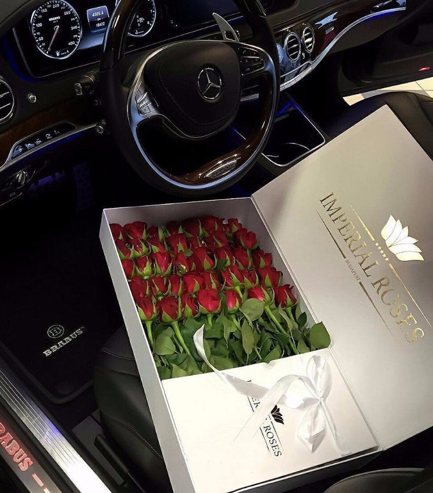 Цветы и подарок в машине
