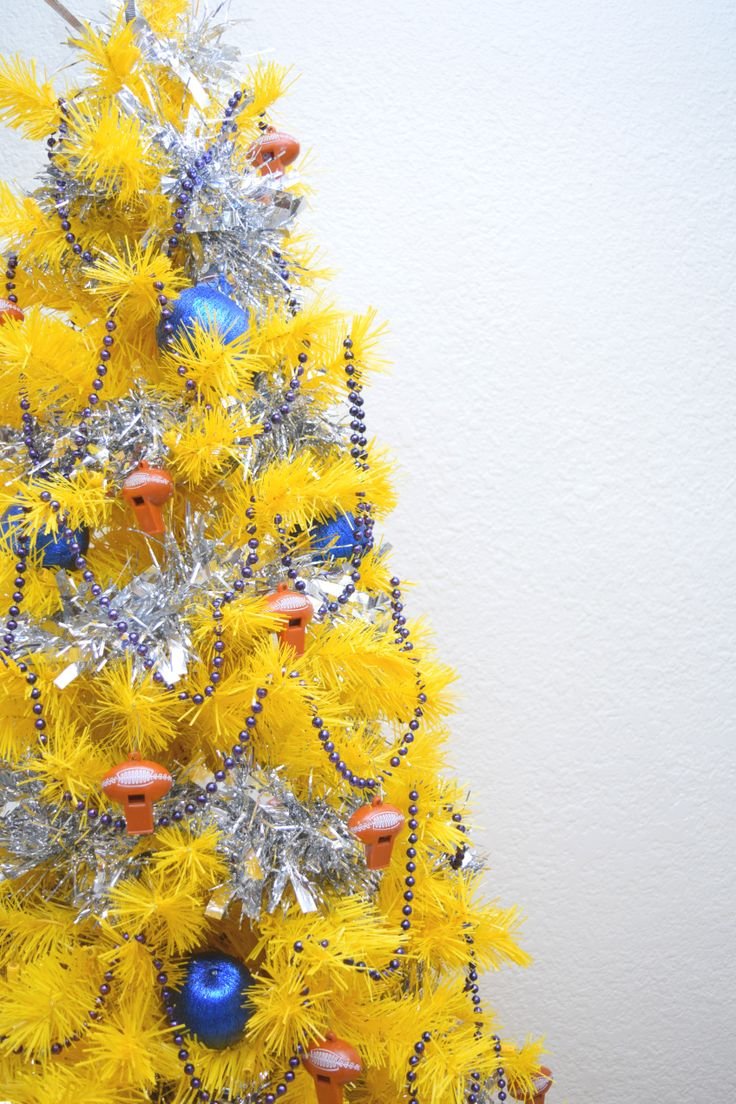 Новогодняя елка в желтых тонах