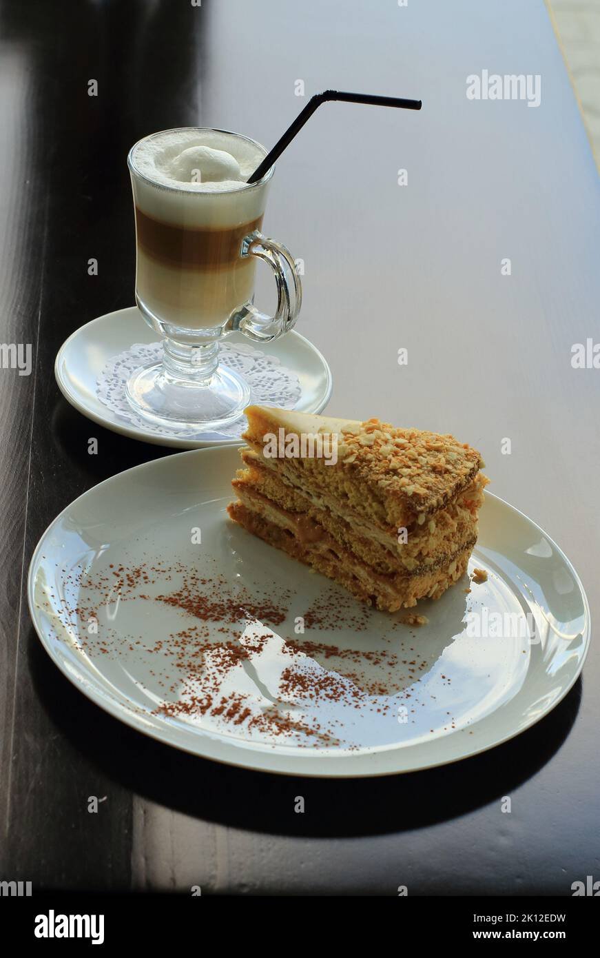 Кусочек тортика Наполеон и кофе