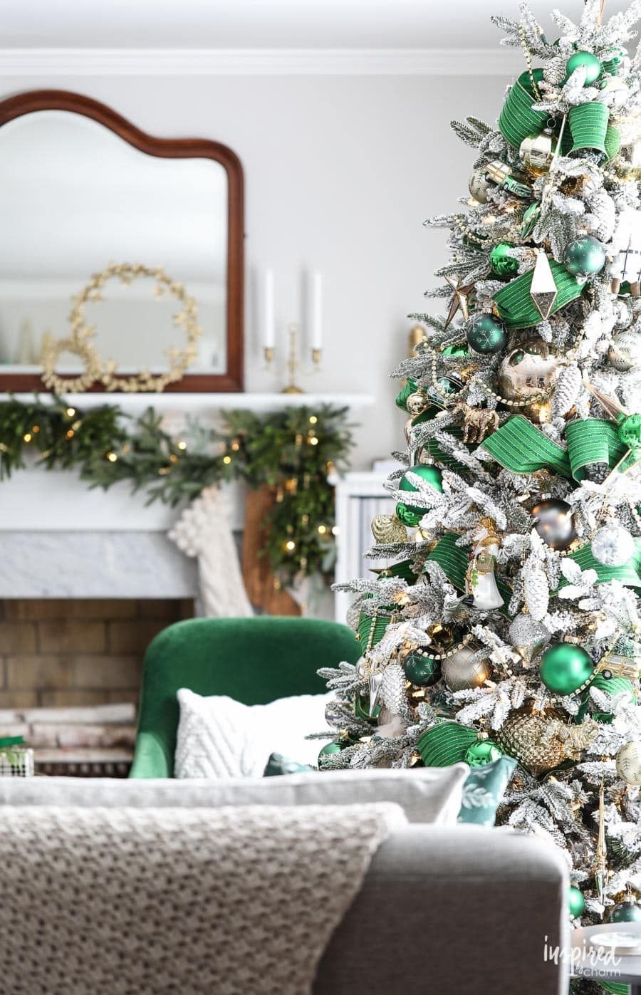 Зеленая елка с белыми украшениями