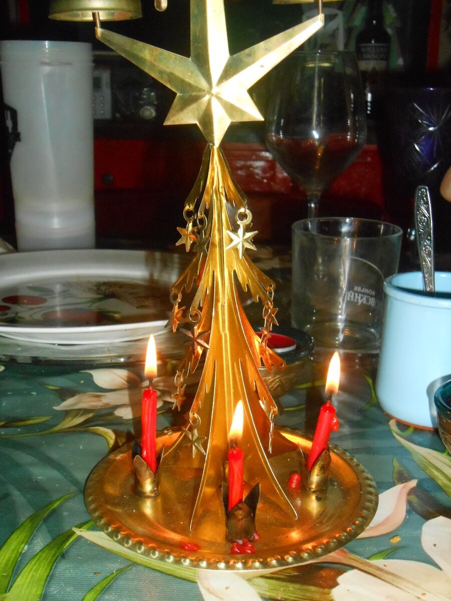 Металлическая елка со свечами