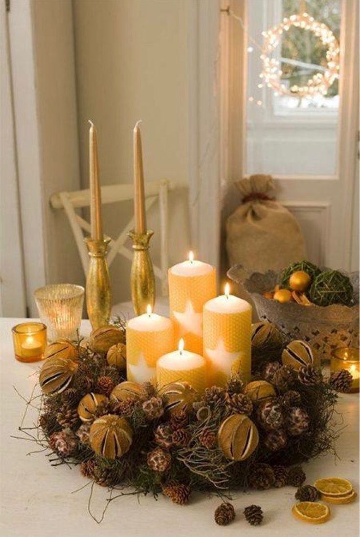 Новогодняя композиция на стол со свечами