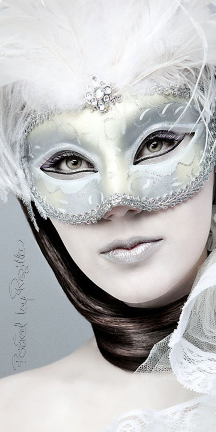 Белая маска карнавальная на все лицо