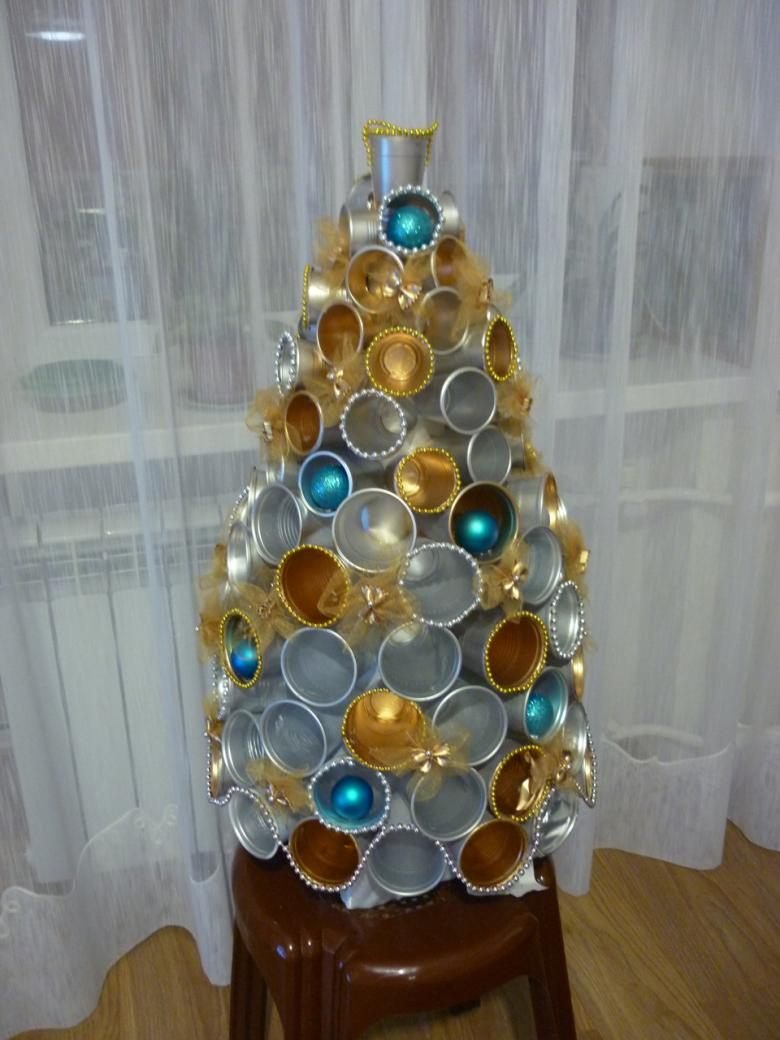 Новогодняя елка из пластмассовых стаканчиков