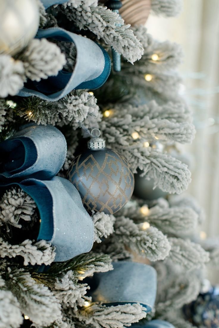 Новогодняя елка в голубых тонах